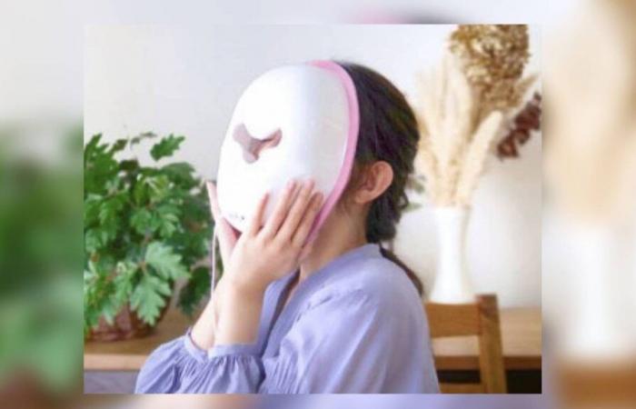 in Japan eine Gesichtsmaske mit beruhigender Wirkung durch mechanische Vibrationen, die durch Geräusche erzeugt werden