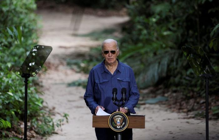 Mit Pilotenbrille und Ranger gibt sich Joe Biden im Amazonas-Dschungel als Indiana Jones aus