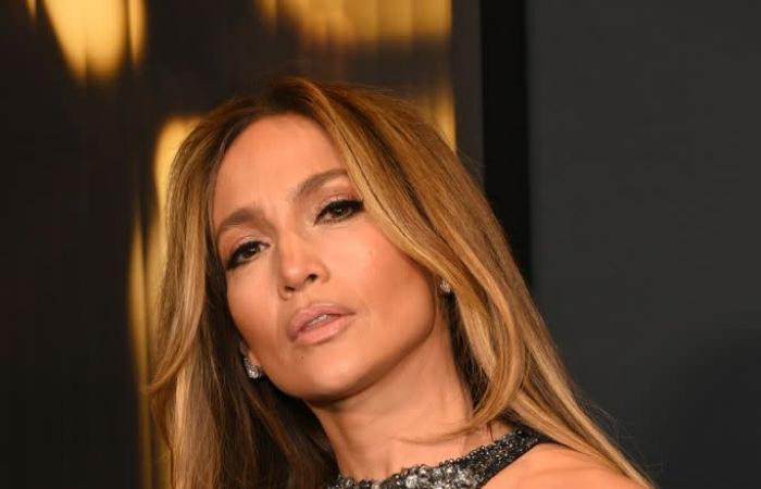 Jennifer Lopez trug bei den Governors Awards ein umwerfendes transparentes Perlenkleid