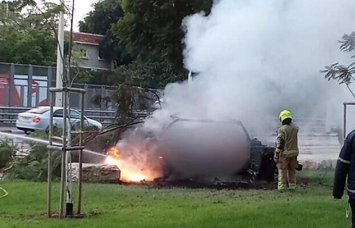 Ein Toter bei Autoexplosion in Petah Tikva, möglicherweise im Zusammenhang mit organisierter Kriminalität