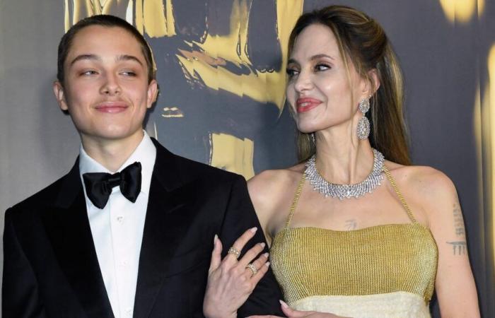 Angelina Jolie betritt mit ihrem Sohn Knox Jolie-Pitt den roten Teppich bei den Governors Awards 2024