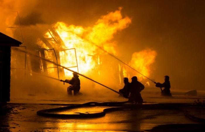 Ein Auto rammt ein unbewohntes Haus in Eure: Das Haus fängt Feuer