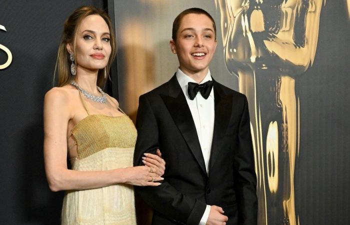 Angelina Jolie begeistert im Vintage-Kleid mit Sohn Knox bei den Governors Awards