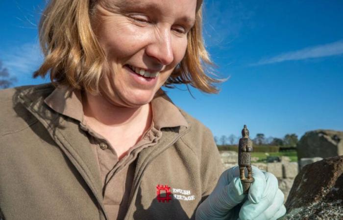 Entdeckung eines seltenen 2000 Jahre alten Messergriffs in England, der einen Gladiator darstellt