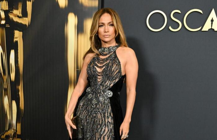 J.Lo trägt bei den Governors Awards 2024 ein transparentes Kleid von Zuhair Murad