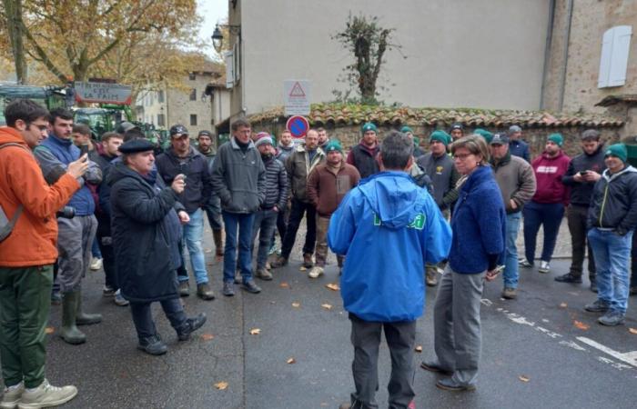 Bauern demonstrieren und blockieren den Eingang zur Präfektur