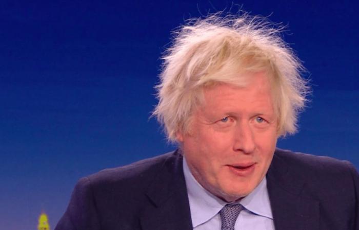 „Als ich Premierminister war, (…) haben wir ein riesiges Programm zur Rekrutierung von Krankenpflegern gestartet“, verteidigt Boris Johnson