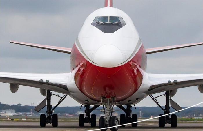 Ein ungewöhnliches Flugzeug stoppt am Flughafen Toulouse