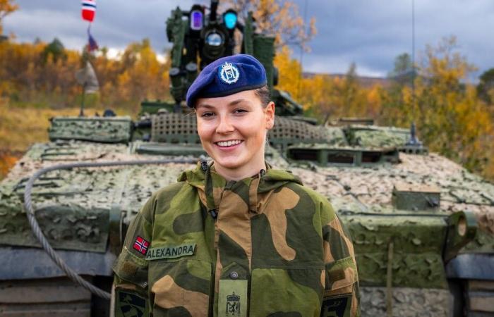 Mette-Marit aus Norwegen stattet ihrer Tochter in der Armee einen Überraschungsbesuch ab