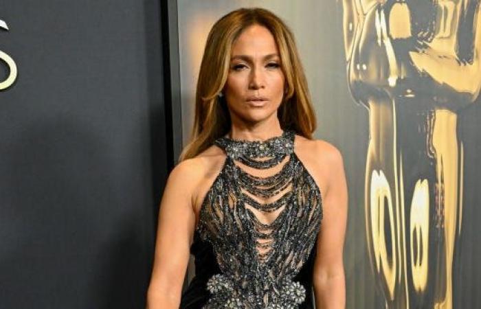 J.Lo trägt bei den Governors Awards 2024 ein transparentes Kleid von Zuhair Murad