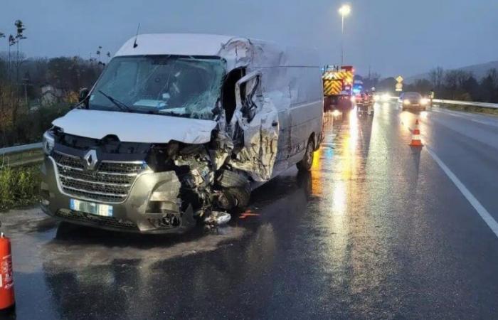 Spektakuläre Kollision zwischen einem LKW und einem Transporter auf der RD 520