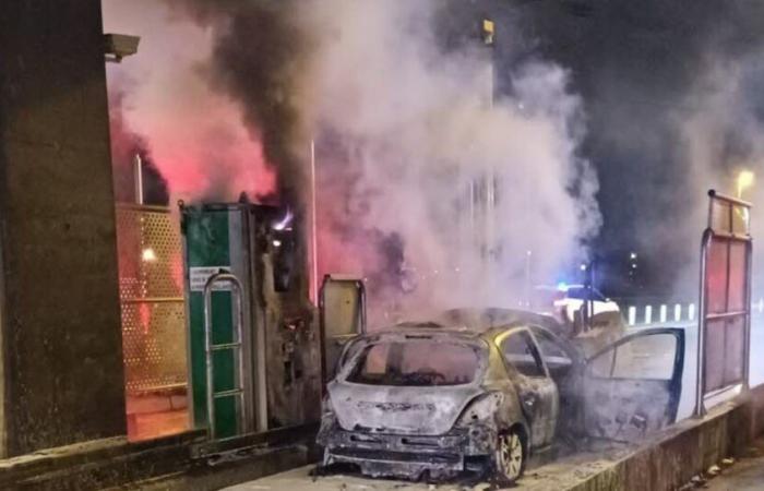 Auf der A43 brennt an der Mautstelle Chesnes ein Auto