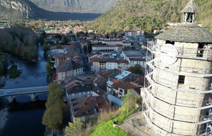 Pyrenäen. Das Vorhandensein von Gerüsten an diesem symbolträchtigen Denkmal ist faszinierend: Was passiert hier?