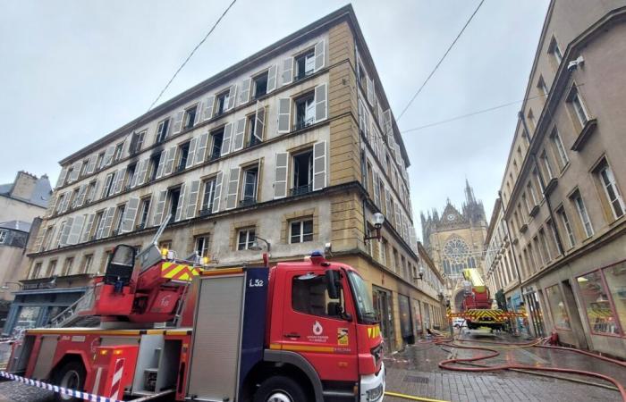 „Es besteht die Gefahr, dass Böden einstürzen“, so die Feuerwehr