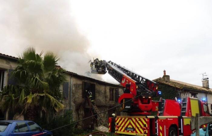 Ein durch einen Brand zerstörtes Haus in einer Gemeinde in Deux-Sèvres