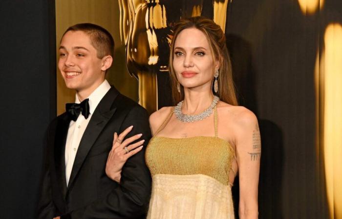 Angelina Jolies Sohn Knox sieht gut aus und hat als ihr +1 einen seltenen Auftritt bei den Governors Awards: Bilder | Hollywood