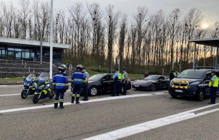 Der Fahrer fuhr mit einer Geschwindigkeit von 200 km/h in einen Unfall und kehrte ohne Führerschein zu Fuß nach Hause zurück