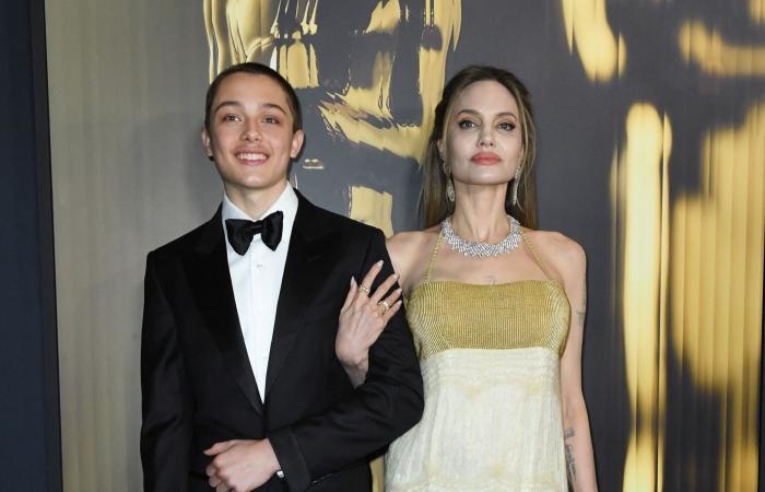 Angelina Jolie betritt mit ihrem Sohn Knox Jolie-Pitt den roten Teppich bei den Governors Awards 2024