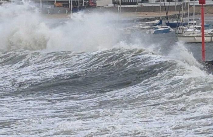 Der Kanal wurde wegen Wind- und Wellenüberflutung in Alarmstufe Gelb versetzt