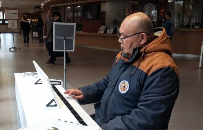 Ein frei zugängliches Klavier im Saal des Krankenhauszentrums Pontivy