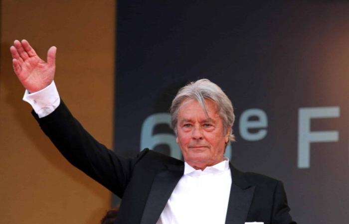 Alain Delon mit „einer jungen Prostituierten“ fotografiert? Extrem angespannte Atmosphäre auf einem berühmten Fernsehgerät nach den Enthüllungen