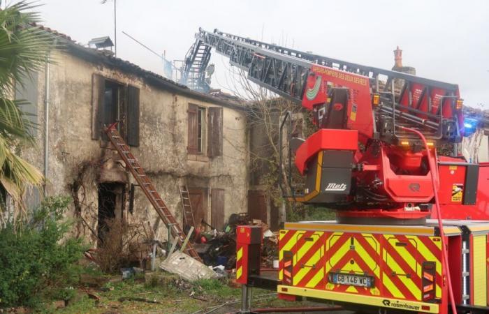 ein völlig durch Flammen zerstörtes Haus in Brûlain