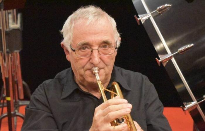 In Saint-Denis-de-Gastines spielt dieser Amateurmusiker seit 60 Jahren harmonisch