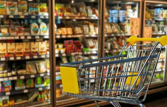 Supermarktangestellter isst Lebensmittel, die eigentlich in den Müll hätten geworfen werden sollen: Wegen „schwerer Verfehlung“ entlassen, gewinnt er den Prozess und kassiert 40.000 Euro Entschädigung