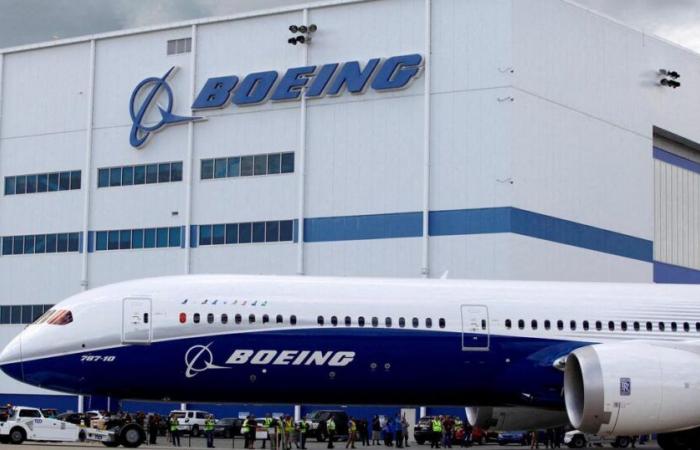 Der Flugzeughersteller Boeing beginnt seinen Personalabbauplan mit 2.200 Entlassungen an seinen historischen Standorten