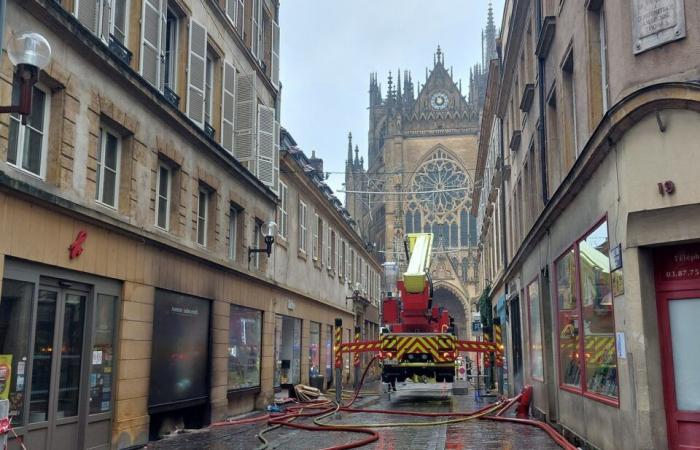 „Es besteht die Gefahr, dass Böden einstürzen“, so die Feuerwehr