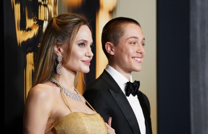 Angelina Jolies Sohn Knox sieht gut aus und hat als ihr +1 einen seltenen Auftritt bei den Governors Awards: Bilder | Hollywood