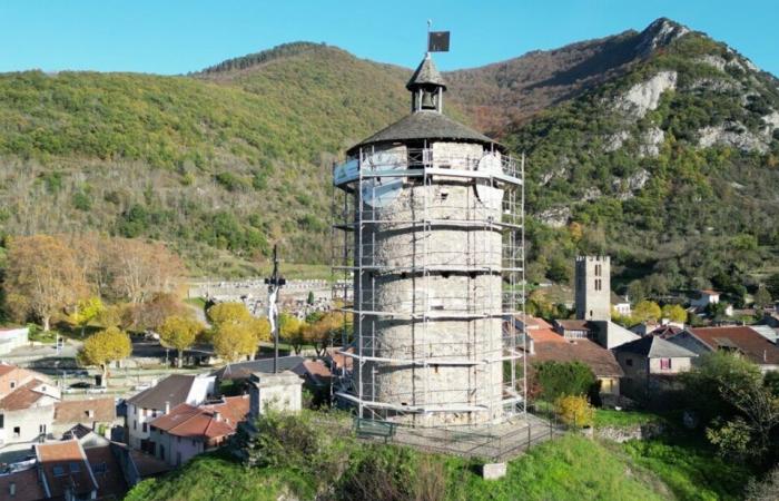 Pyrenäen. Das Vorhandensein von Gerüsten an diesem symbolträchtigen Denkmal ist faszinierend: Was passiert hier?