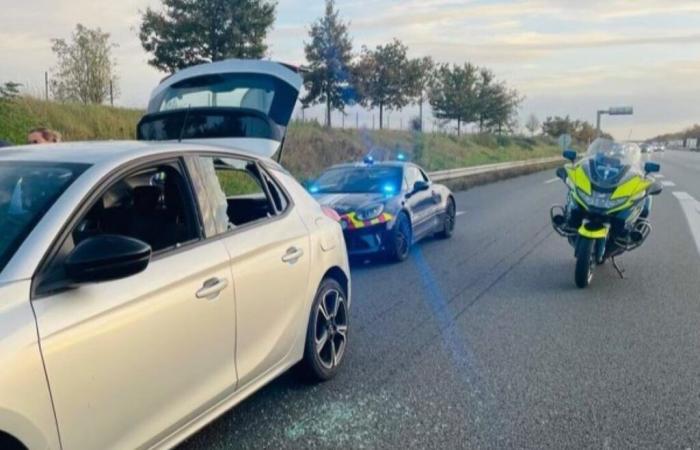 Mit voller Geschwindigkeit überrascht, fordert er die Alpine der Gendarmen auf der Autobahn A1 in der Oise heraus