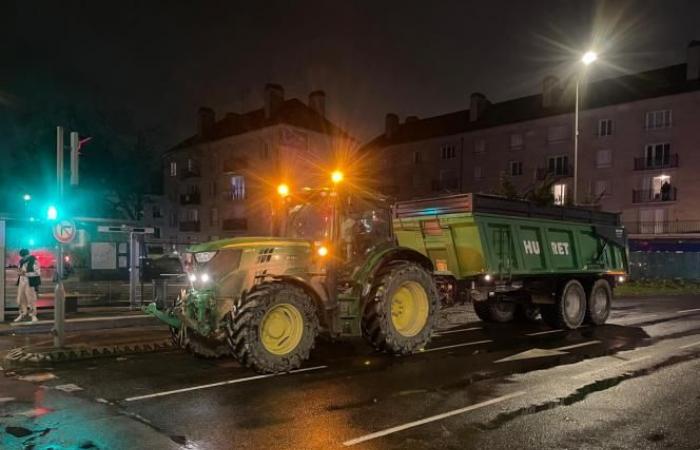 Traktoren treffen am Scheideweg Europas in Troyes ein