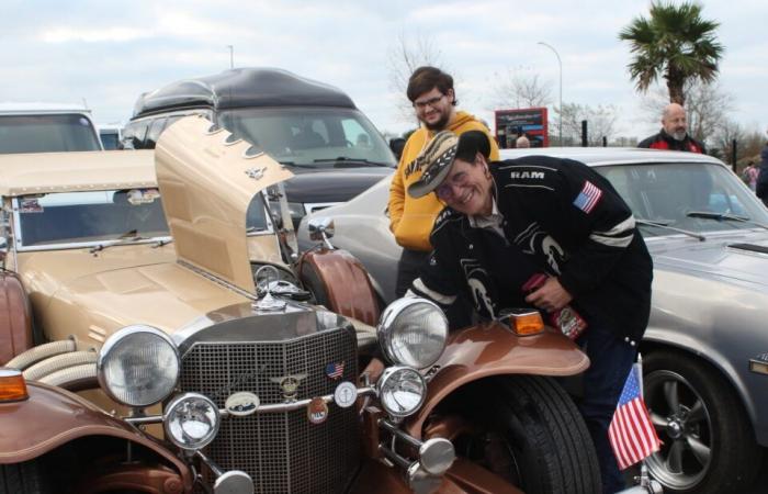 Außergewöhnlicher Besuch der Show „Turbo“ in dieser Garage in La Manche voller Oldtimer