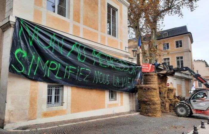 Bauern demonstrieren und blockieren den Eingang zur Präfektur