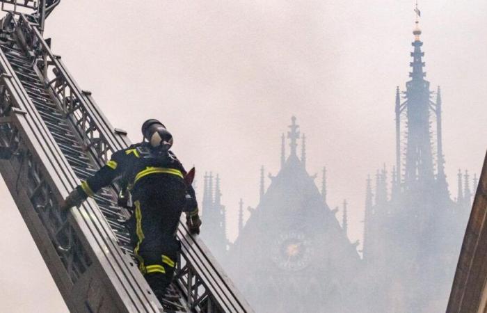 IN BILDERN – Ein Brand verwüstet ein Gebäude im historischen Zentrum von Metz