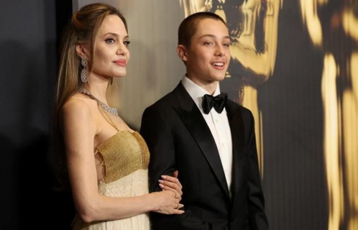 Angelina Jolie posiert neben ihrem Sohn Knox und markiert damit ihren ersten öffentlichen Auftritt mit ihm seit drei Jahren