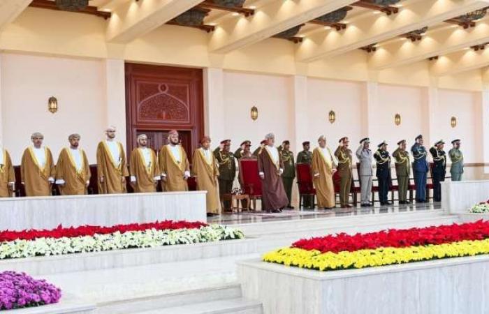 Seine Majestät der Sultan leitet die Militärparade zum 54. Nationalfeiertag