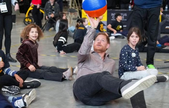 Prinz Harry spielt in Kanada mit Grundschülern Sitzvolleyball