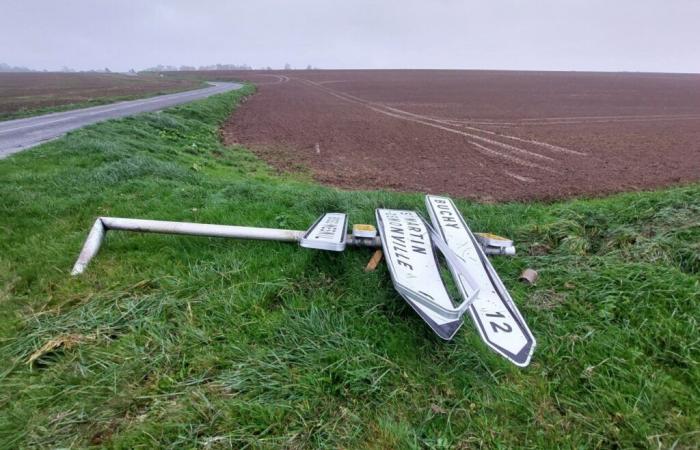 Zerstörtes Schild, Trümmer auf einem Feld … aber was ist auf dieser Seine-Maritime-Straße passiert?