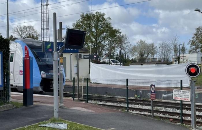 Ausgestattet mit einem Messer dringt er auf die Bahngleise vor und droht mit Selbstmord