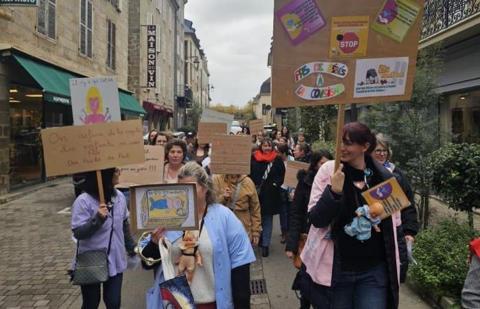 Kinderbetreuerinnen auf der Straße, um ihre schlechten Arbeitsbedingungen anzuprangern