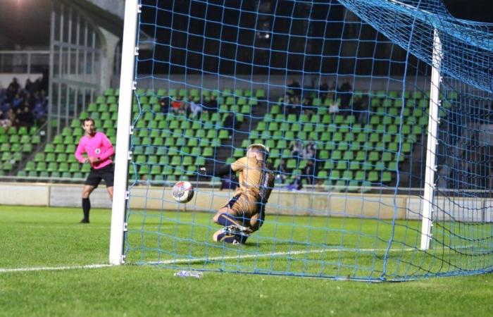 Fußball. Entscheidender Elfmeter pariert Victor Pelleray, der AS Cherbourg an die Wand schießt