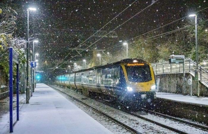 Schulen schließen und Briten kämpfen mit Schneemassen, während die Temperaturen auf -8 °C sinken und weitere 20 cm fallen, was zu einem Gemetzel auf Reisen führt