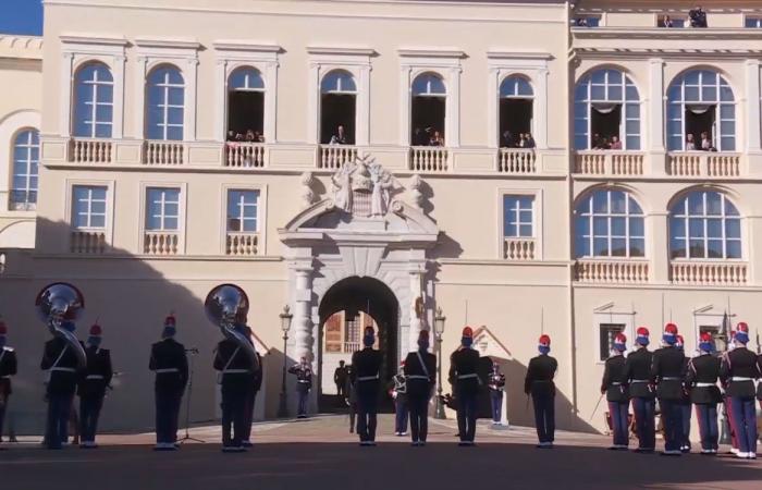 Jacques und Gabriella von Monaco auf dem Balkon mit Albert II. und Charlene, um an der Militärparade einschließlich der Republikanischen Garde teilzunehmen