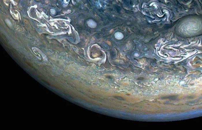 Die Juno-Sonde der NASA nimmt ein Bild eines Delfins auf der Jupiteroberfläche auf