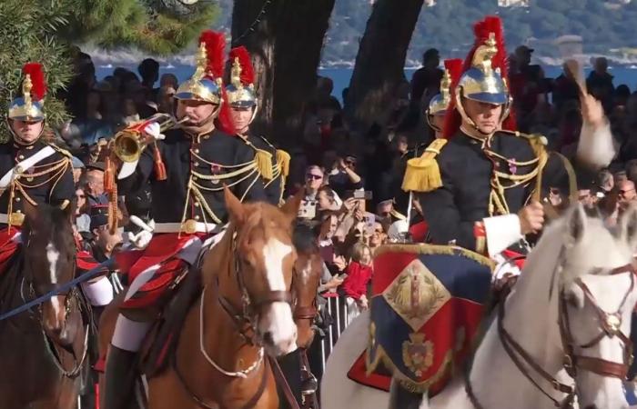 Jacques und Gabriella von Monaco auf dem Balkon mit Albert II. und Charlene, um an der Militärparade einschließlich der Republikanischen Garde teilzunehmen