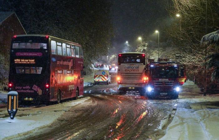 Schulen schließen und Briten kämpfen mit Schneemassen, während die Temperaturen auf -8 °C sinken und weitere 20 cm fallen, was zu einem Gemetzel auf Reisen führt