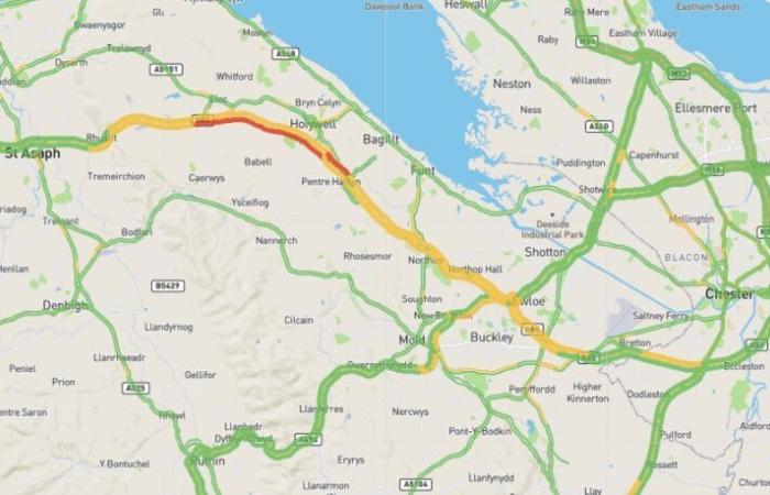 Aktualisiert: Auf der A55 in Flintshire wurden bei starkem Schneefall „schreckliche“ Fahrbedingungen gemeldet